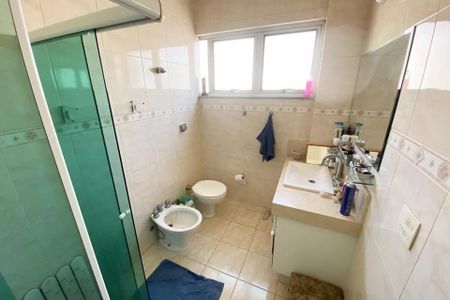 Apartamento à venda com 185m², 4 quartos e 1 vaga Apartamento à venda com 185m², 4 quartos e 1 vagaBanheiro com chuveiro, vaso sanitário e pia, com janela e teto inclinado.