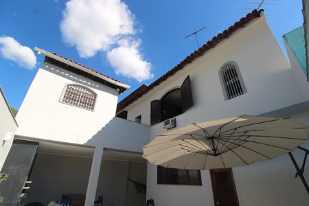 Casa de condomínio à venda com 162m², 3 quartos e 3 vagasFundos