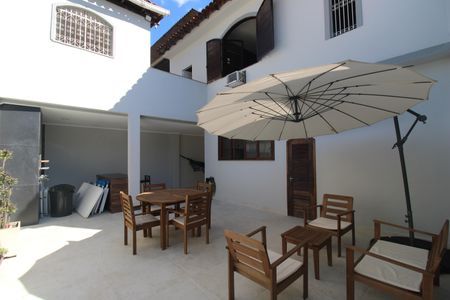 Casa de condomínio à venda com 162m², 3 quartos e 3 vagasQuintal