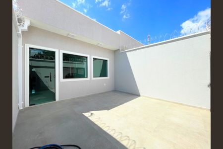 Casa à venda com 89m², 3 quartos e 1 vagaFachada