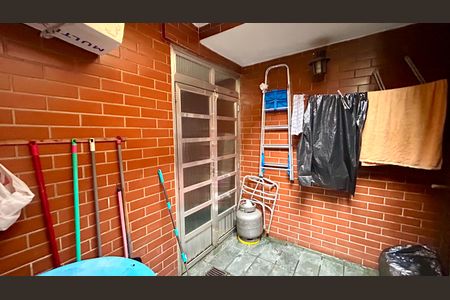 Casa à venda com 165m², 3 quartos e 2 vagas Casa à venda com 165m², 3 quartos e 2 vagasChurrasqueira