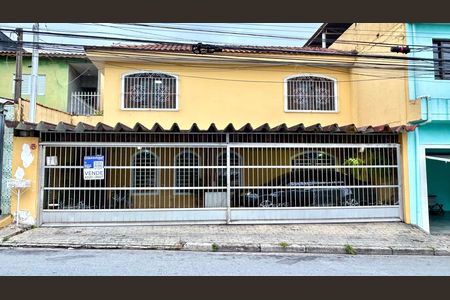 Casa à venda com 165m², 3 quartos e 2 vagas Casa à venda com 165m², 3 quartos e 2 vagasPlaca instalada na fachada do imóvel
