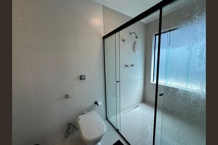 Casa de condomínio para alugar com 250m², 3 quartos e 6 vagasBanheiro da Suíte 2