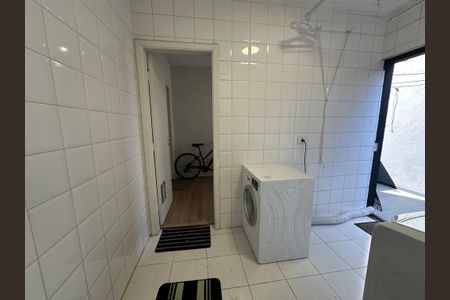 Casa de condomínio para alugar com 250m², 3 quartos e 6 vagasÁrea de Serviço