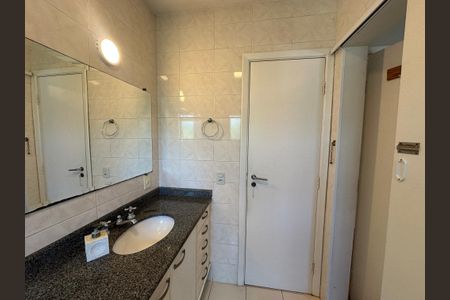 Casa de condomínio para alugar com 250m², 3 quartos e 6 vagasBanheiro da Suíte 1