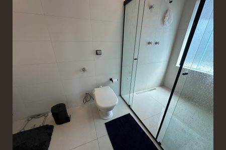 Casa de condomínio para alugar com 250m², 3 quartos e 6 vagasBanheiro da Suíte 2