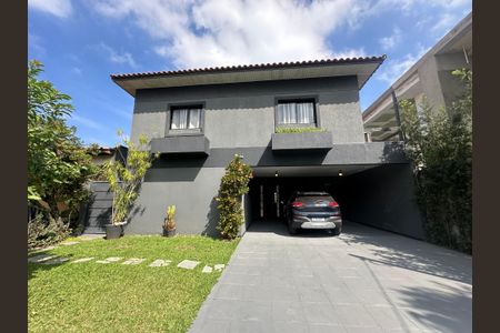 Casa de condomínio para alugar com 250m², 3 quartos e 6 vagasFachada