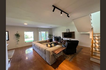 Casa de condomínio para alugar com 250m², 3 quartos e 6 vagasSala