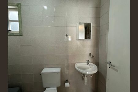 Casa de condomínio para alugar com 250m², 3 quartos e 6 vagasBanheiro de serviço