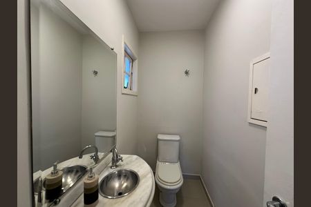 Casa de condomínio para alugar com 250m², 3 quartos e 6 vagasLavabo