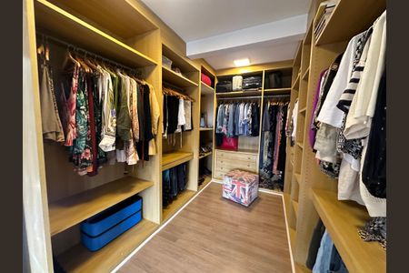 Casa de condomínio para alugar com 250m², 3 quartos e 6 vagasCloset da suíte 2