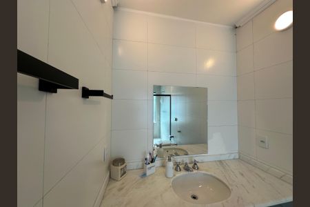 Casa de condomínio para alugar com 250m², 3 quartos e 6 vagasBanheiro da Suíte 2