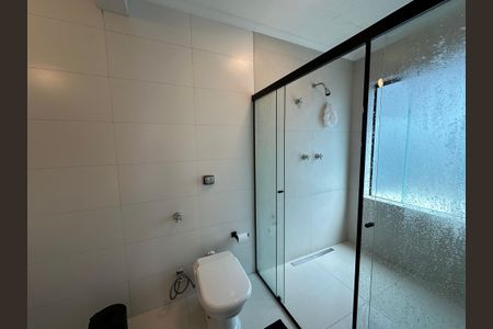 Casa de condomínio para alugar com 250m², 3 quartos e 6 vagasBanheiro da Suíte 2