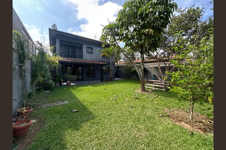 Casa de condomínio para alugar com 250m², 3 quartos e 6 vagasQuintal