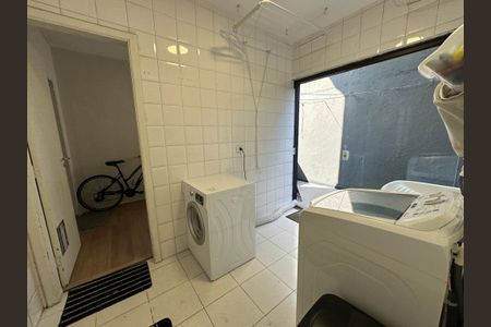 Casa de condomínio para alugar com 250m², 3 quartos e 6 vagasÁrea de Serviço