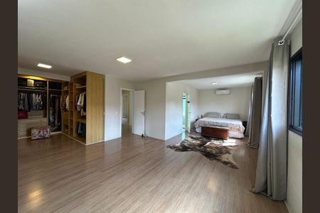 Casa de condomínio para alugar com 250m², 3 quartos e 6 vagasSuíte 2