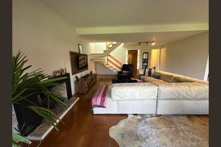 Casa de condomínio para alugar com 250m², 3 quartos e 6 vagasSala