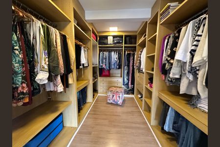 Casa de condomínio para alugar com 250m², 3 quartos e 6 vagasCloset da suíte 2