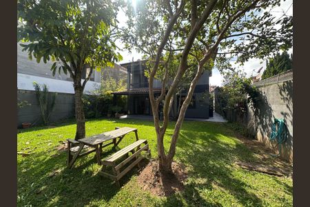 Casa de condomínio para alugar com 250m², 3 quartos e 6 vagasQuintal