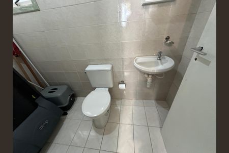 Casa de condomínio para alugar com 250m², 3 quartos e 6 vagasBanheiro de serviço