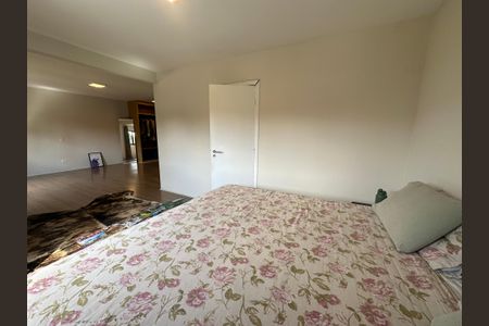 Casa de condomínio para alugar com 250m², 3 quartos e 6 vagasSuíte 2