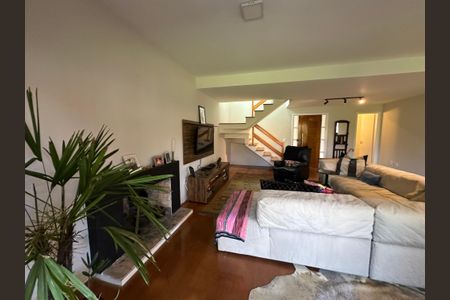 Casa de condomínio para alugar com 250m², 3 quartos e 6 vagasSala