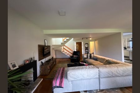 Casa de condomínio para alugar com 250m², 3 quartos e 6 vagasSala