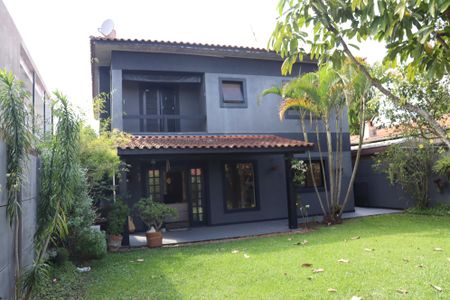 Casa de condomínio para alugar com 250m², 3 quartos e 6 vagasQuintal