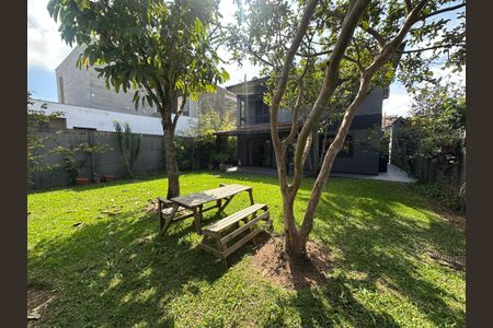 Casa de condomínio para alugar com 250m², 3 quartos e 6 vagasQuintal