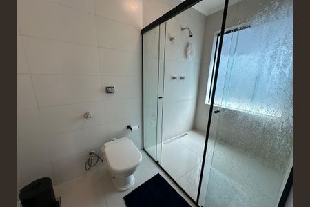 Casa de condomínio para alugar com 250m², 3 quartos e 6 vagasBanheiro da Suíte 2