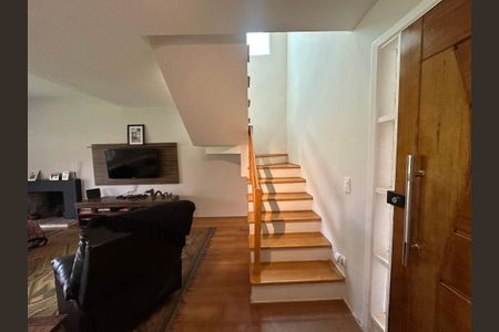 Casa de condomínio para alugar com 250m², 3 quartos e 6 vagasEscada