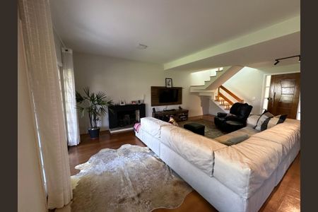 Casa de condomínio para alugar com 250m², 3 quartos e 6 vagasSala