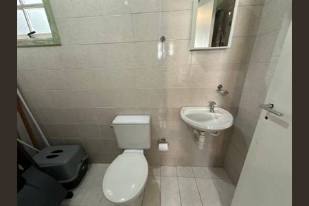 Casa de condomínio para alugar com 250m², 3 quartos e 6 vagasBanheiro de serviço