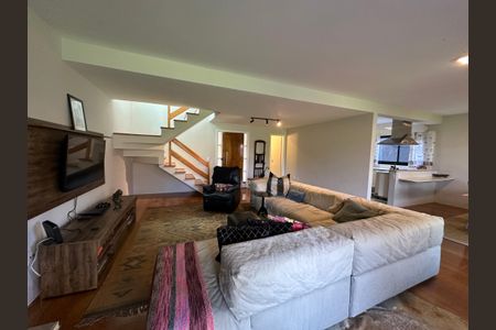 Casa de condomínio para alugar com 250m², 3 quartos e 6 vagasSala