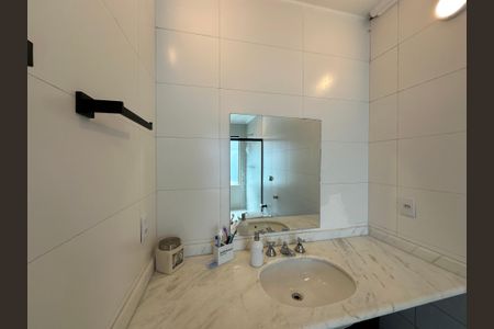 Casa de condomínio para alugar com 250m², 3 quartos e 6 vagasBanheiro da Suíte 2