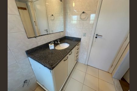 Casa de condomínio para alugar com 250m², 3 quartos e 6 vagasBanheiro da Suíte 1