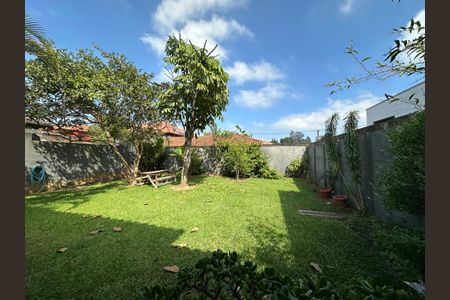 Casa de condomínio para alugar com 250m², 3 quartos e 6 vagasQuintal