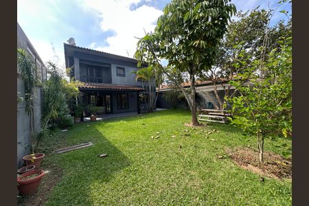 Casa de condomínio para alugar com 250m², 3 quartos e 6 vagasQuintal