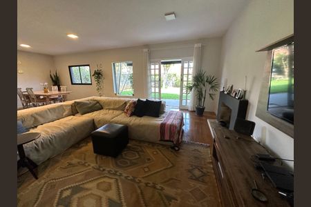 Casa de condomínio para alugar com 250m², 3 quartos e 6 vagasSala