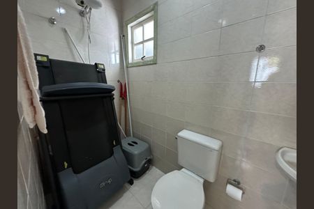 Casa de condomínio para alugar com 250m², 3 quartos e 6 vagasBanheiro de serviço