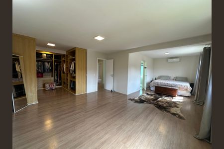 Casa de condomínio para alugar com 250m², 3 quartos e 6 vagasSuíte 2