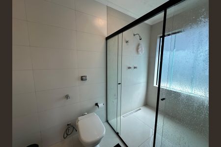 Casa de condomínio para alugar com 250m², 3 quartos e 6 vagasBanheiro da Suíte 2