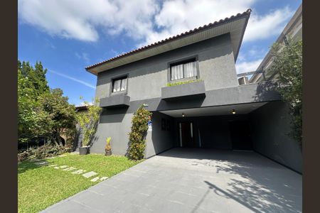 Casa de condomínio para alugar com 250m², 3 quartos e 6 vagas Casa de condomínio para alugar com 250m², 3 quartos e 6 vagasFachada