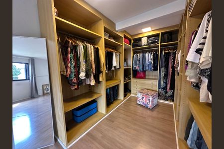Casa de condomínio para alugar com 250m², 3 quartos e 6 vagasCloset da suíte 2