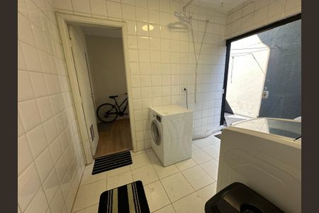 Casa de condomínio para alugar com 250m², 3 quartos e 6 vagasÁrea de Serviço