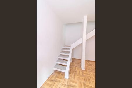 Sala - Acesso ao 2º andar de casa para alugar com 2 quartos, 60m² em Penha, Rio de Janeiro