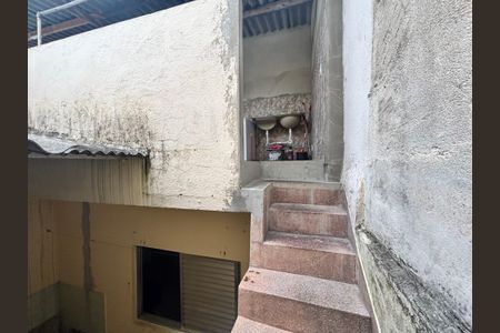Casa à venda com 100m², 2 quartos e 2 vagasEscada