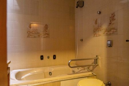 Casa para alugar com 600m², 4 quartos e 6 vagasBanheiro do Quarto 1 suíte