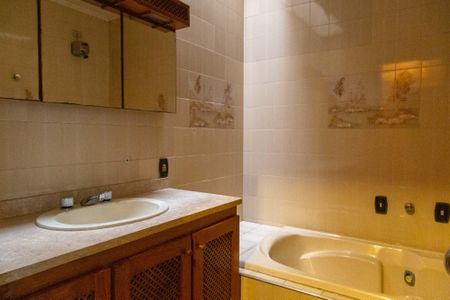 Casa para alugar com 600m², 4 quartos e 6 vagasBanheiro do Quarto 1 suíte