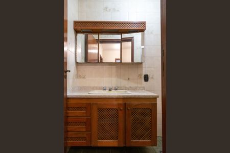 Casa para alugar com 600m², 4 quartos e 6 vagasBanheiro 2